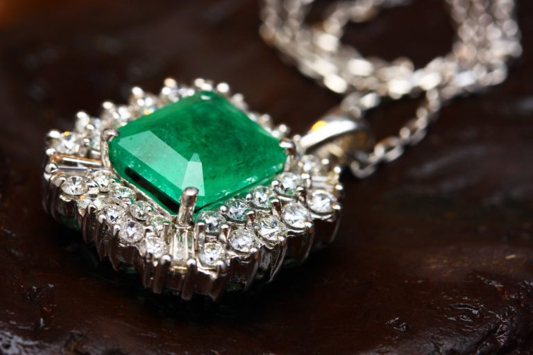 EMERALD 101 : ALL YOU NEED TO KNOW ABOUT THE GREEN GEMSTONE