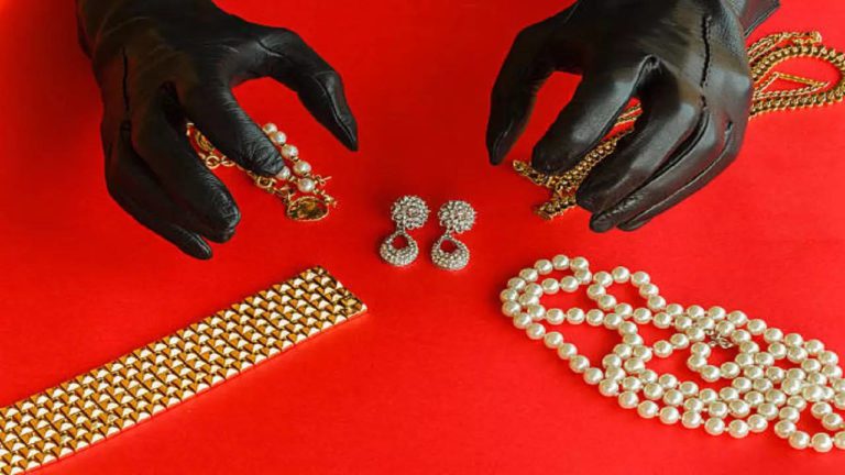 Jeweller duped of Rs 1.13 crore gold, precious stones; probe on