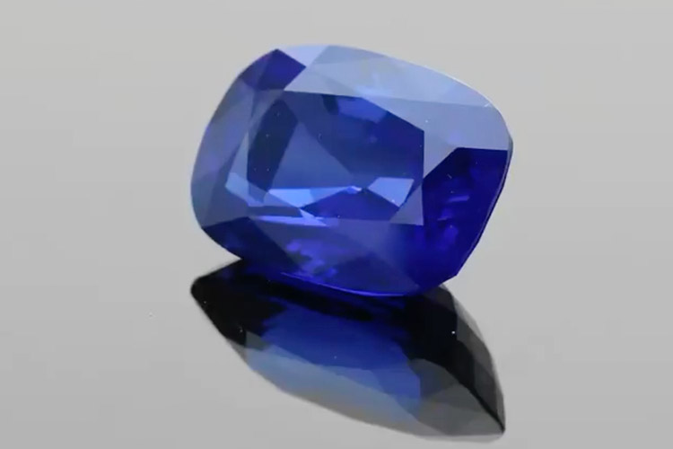 Exceptional Blue Kashmir sapphire stone sold at €2.7 million