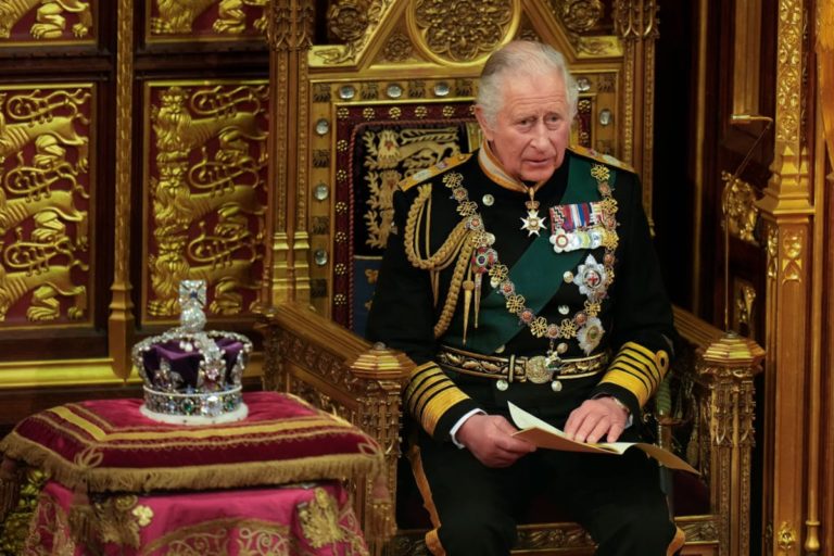 What crown will Charles put on? Does King put on identical crown as Queen