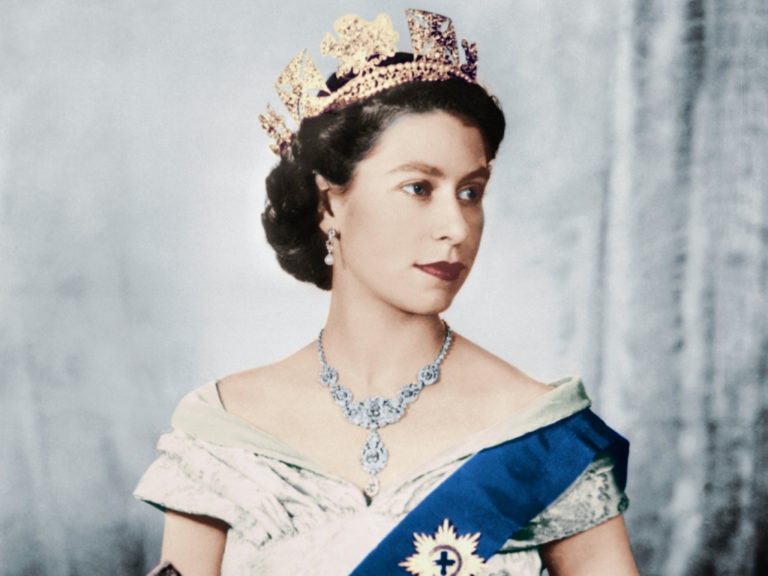 Queen Elizabeth’s Most Regal Moments: Pictures – SheKnows