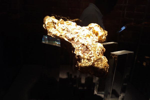 Govt bans export of unrefined gold 