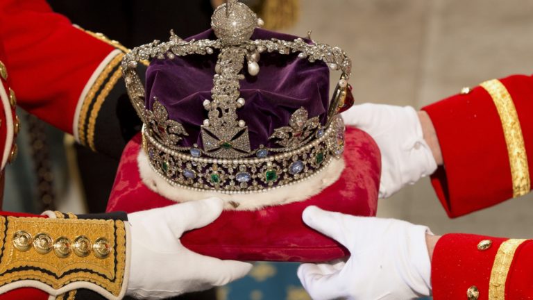 Will King Charles put on the identical crowns because the Queen?