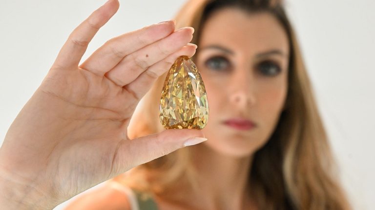 Sotheby’s to public sale a 303-carat yellow diamond price US $15 million